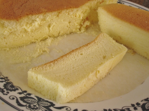 Cotton Soft Japanese Cheesecake-- To leave a smooth edge after slicing, a serrated knife is needed.